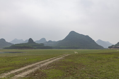 喀斯特地貌草原湿地远山连绵景观