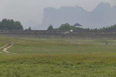 喀斯特地貌草原湿地远山朦胧景观