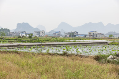 喀斯特地貌乡村荷塘与民居远景