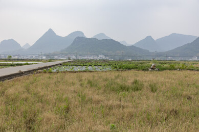 喀斯特地貌乡村田野远山景观