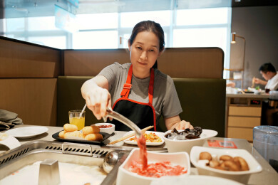 女人准备在火锅店涮锅