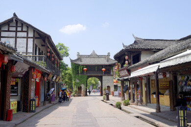 四川成都洛带古镇甑子场牌楼及街景