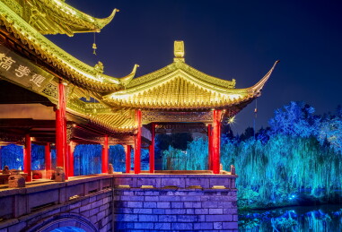江苏省扬州市瘦西湖景区夜景摄影图片