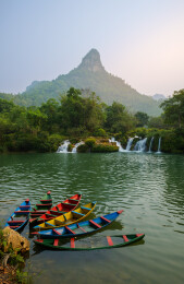 广西崇左旅游景点蓝洞咖啡河流瀑布小船风光