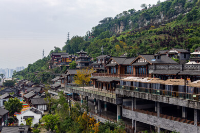 万州天生城文旅街区崖壁山地古风古镇全景
