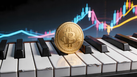 金色比特币置于琴键