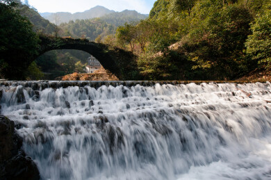 浙江衢州开化古石拱桥横跨溪流瀑布山林景观
