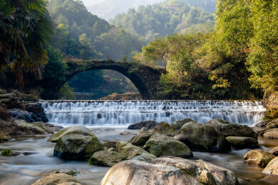 浙江衢州开化石拱桥横跨溪流瀑布与青山环绕