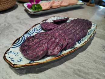 餐桌上盘子里的火锅新鲜食材紫土豆切片