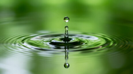水滴落水面涟漪扩散瞬间