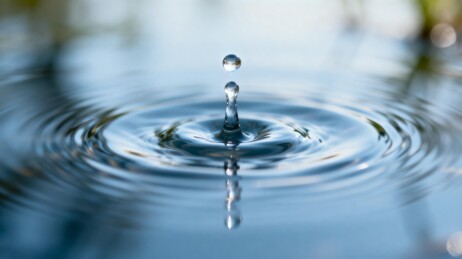 水滴落入水面瞬间涟漪扩散