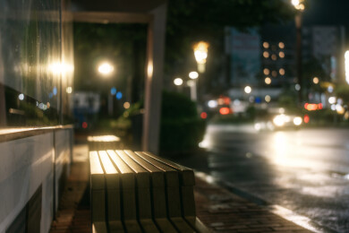 雨夜街边木质长椅