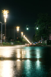 雨夜街道路灯倒影