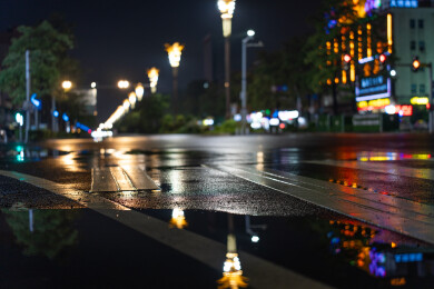 雨夜街道灯光倒影