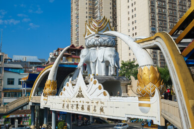 云南西双版纳景洪大象雕塑城市风光