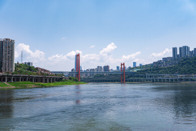 嘉陵江上的红岩村大桥与重庆江景城景