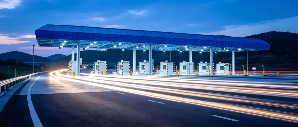 高速公路收费站夜景