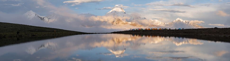 四川甘孜州冷嘎措贡嘎雪山主峰云海缭绕景色
