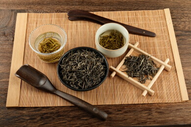 竹席上摆放各类茶叶与茶具