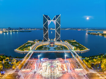 上海浦东新区临港滴水湖节日人潮及灯光秀