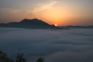 皖南霍山县屋脊山云海日出