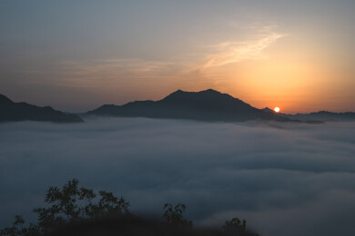 皖南霍山县屋脊山云海日出
