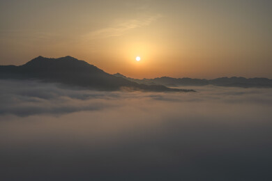 皖南霍山县屋脊山云海日出
