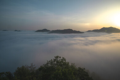 皖南霍山县屋脊山云海日出