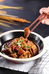 油豆腐焖肉