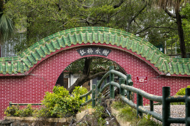 夏季白昼惠州西湖红棉水榭与合生大桥同框