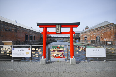 日本北海道冬季函馆景点红砖仓库建筑与海景