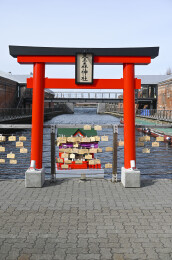 日本北海道冬季函馆景点红砖仓库建筑与海景