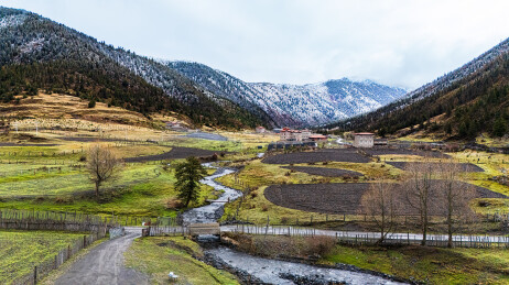 川西甲根坝雪山山谷田园风光