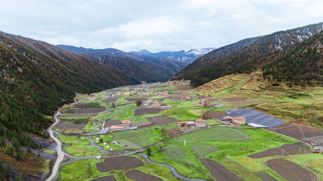 川西甲根坝高原村落与梯田航拍风光
