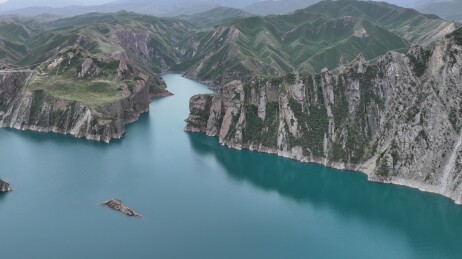 新疆玛纳斯：“海蓝之心”——肯斯瓦特蓝湖