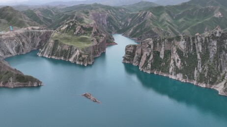 新疆玛纳斯：“海蓝之心”——肯斯瓦特蓝湖