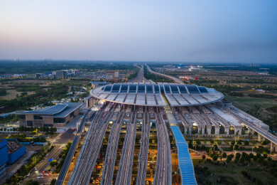 航拍雄安站蓝调夜景鸟瞰图，铁路交通设施