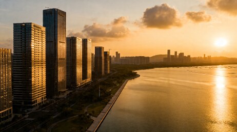 夕阳下的城市高楼与江景