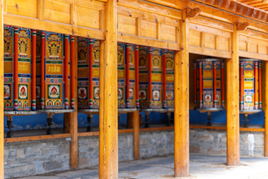 甘肃甘南拉卜楞寺藏式建筑风光金顶与山景