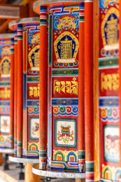 甘肃甘南拉卜楞寺藏式建筑风光金顶与山景