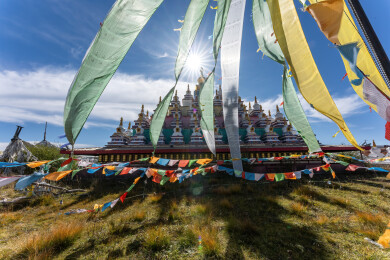 甘肃甘南瓦切塔林草原经幡与白塔风光