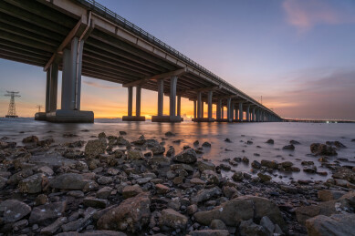 广东深圳西湾红树林城市跨海桥梁与海景暮色