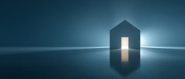 暗夜水面上的发光小屋倒影
