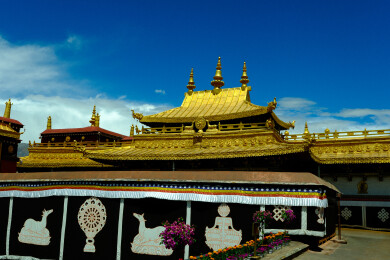 西藏拉萨市大昭寺的金顶、壁画和转经筒