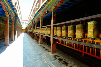 西藏拉萨市大昭寺的金顶、壁画和转经筒
