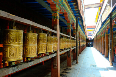 西藏拉萨市大昭寺的金顶、壁画和转经筒