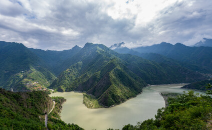 甘肃玉垒关白龙江白水江峡谷河流全景