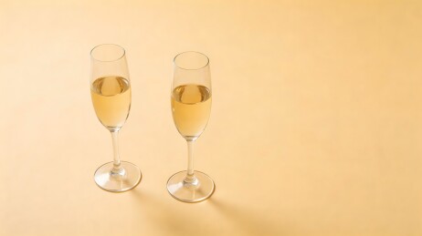 两杯香槟酒展示