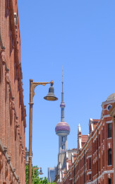 上海东方明珠塔红砖历史建筑街道仰拍蓝天