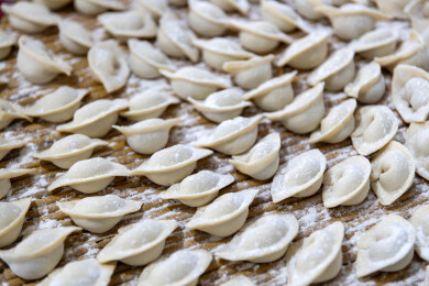 中国传统手工包饺子美食